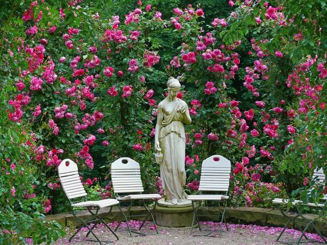 De rozentuin van Baden Baden met standbeeld legpuzzel online
