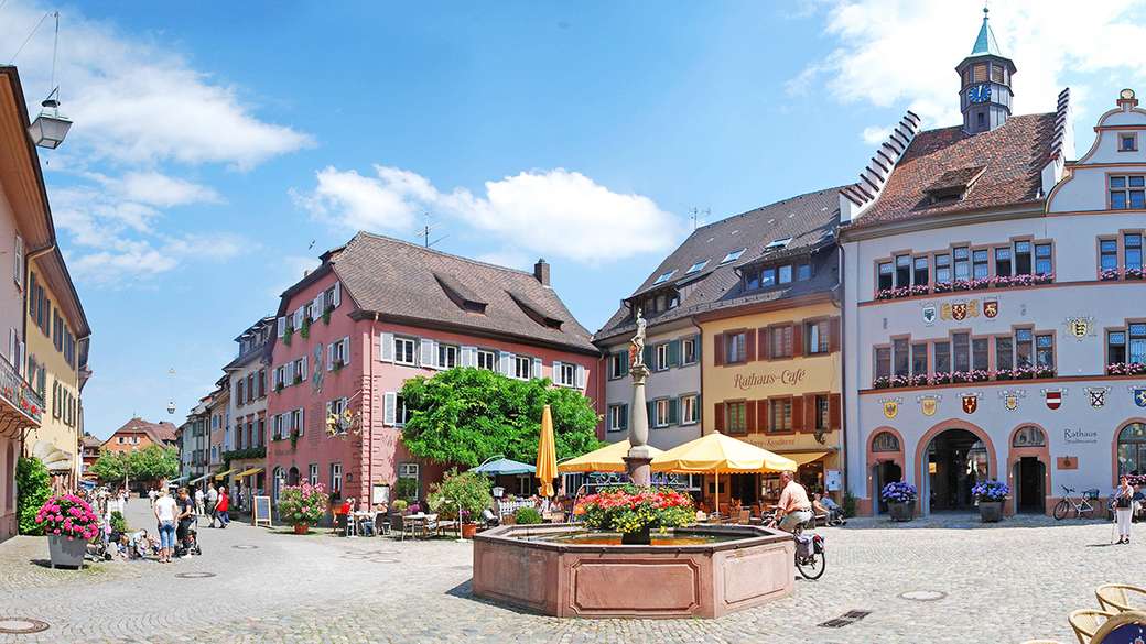 Marktplein van Staufen met historische huizen online puzzel