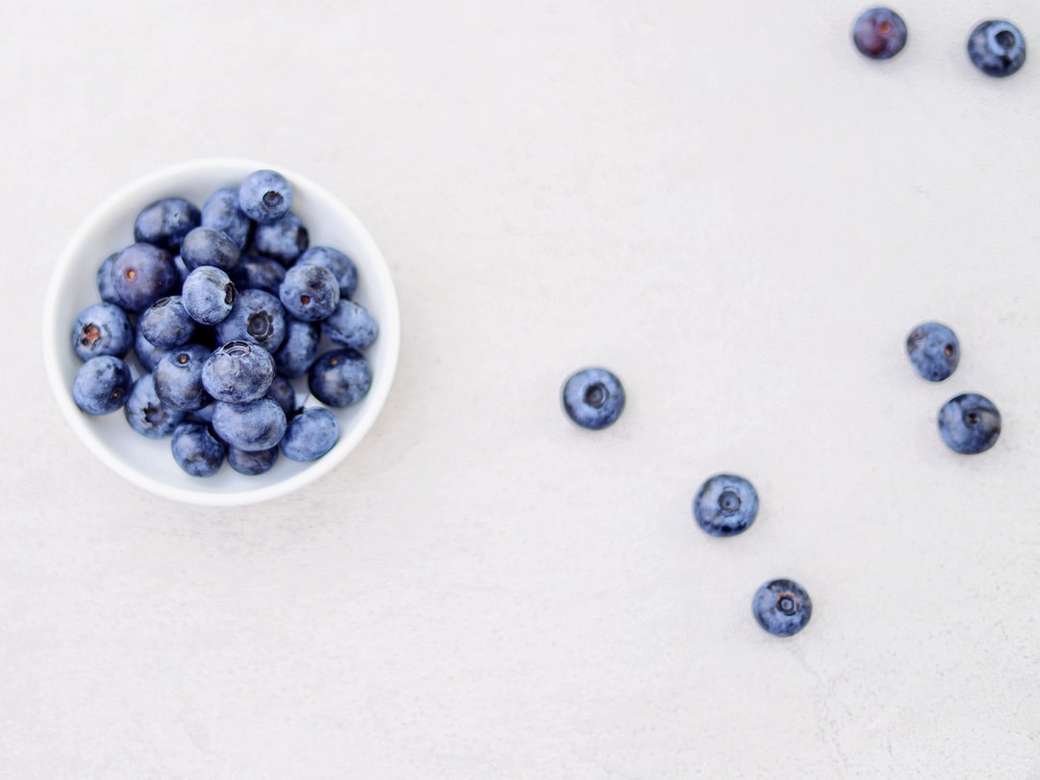 blåbär i skål och vit yta pussel på nätet