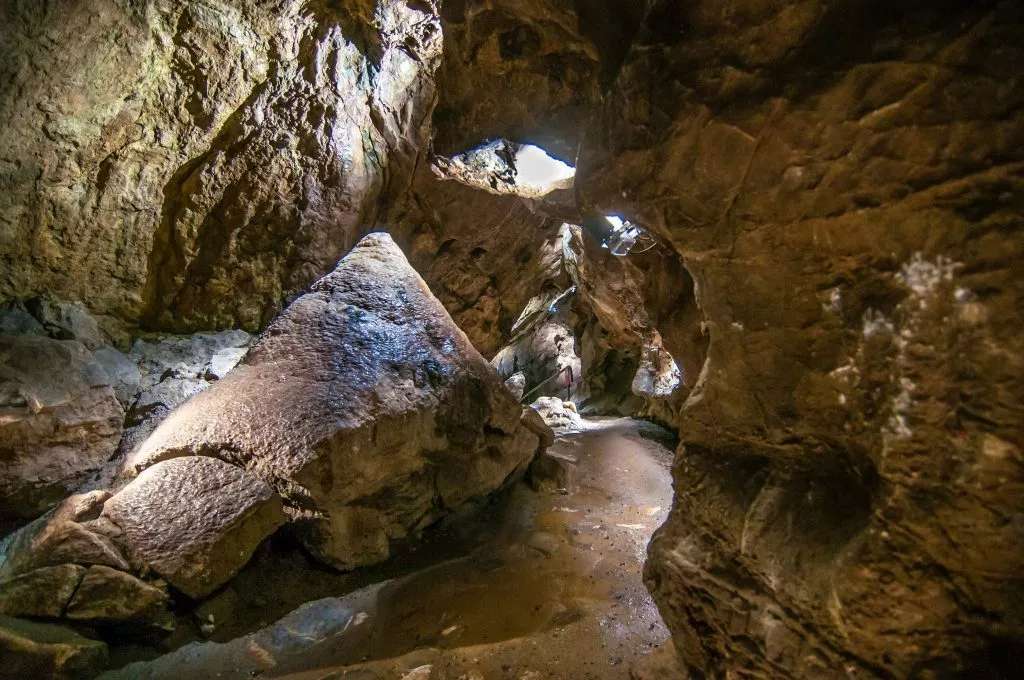 Grotte dans les montagnes du Harz de Thuringe puzzle en ligne