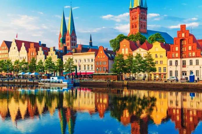 Lübeck Hanza-város festői kilátása online puzzle