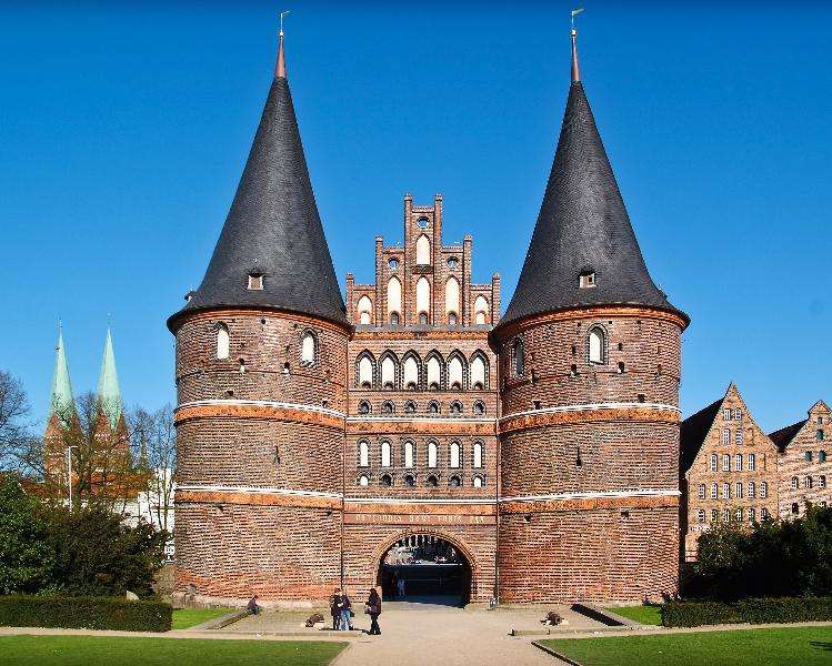 O portão de Holsten, ponto de referência de Lübeck quebra-cabeças online