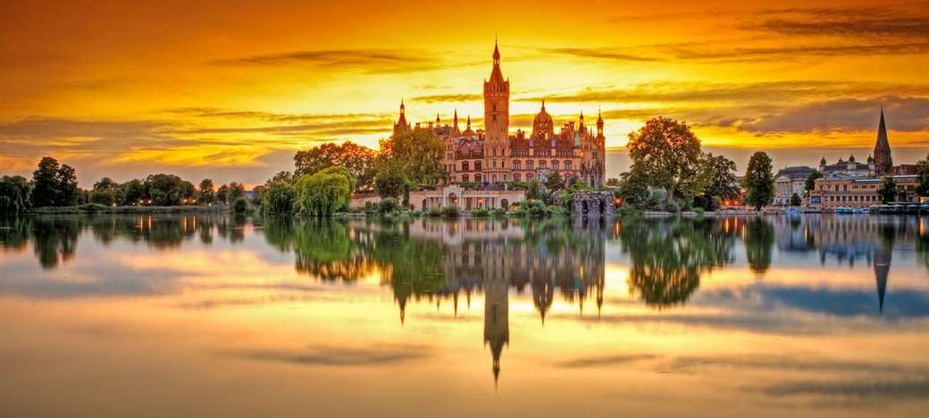 Castelo Schwerin ao entardecer puzzle online