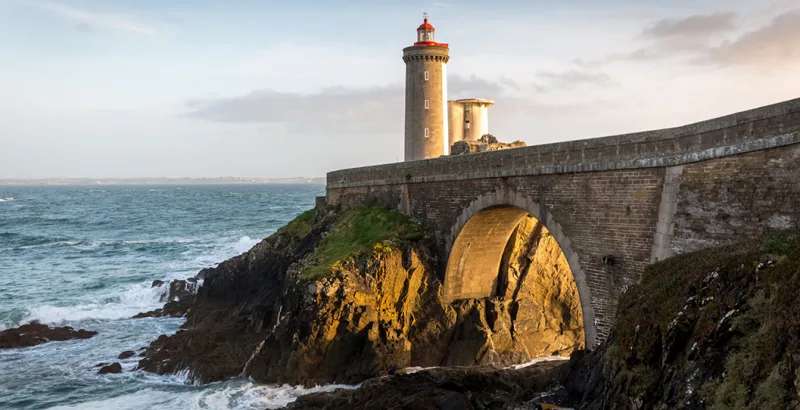 Bretania Coasta sălbatică cu far jigsaw puzzle online