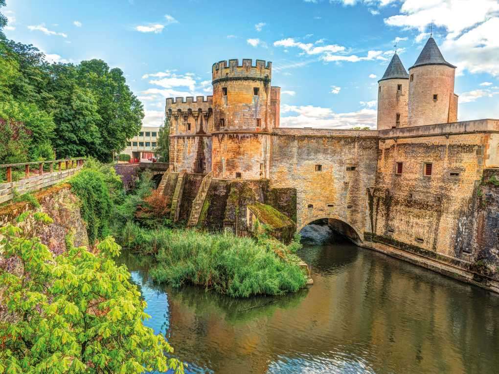 Metz slottkomplex vid floden Pussel online