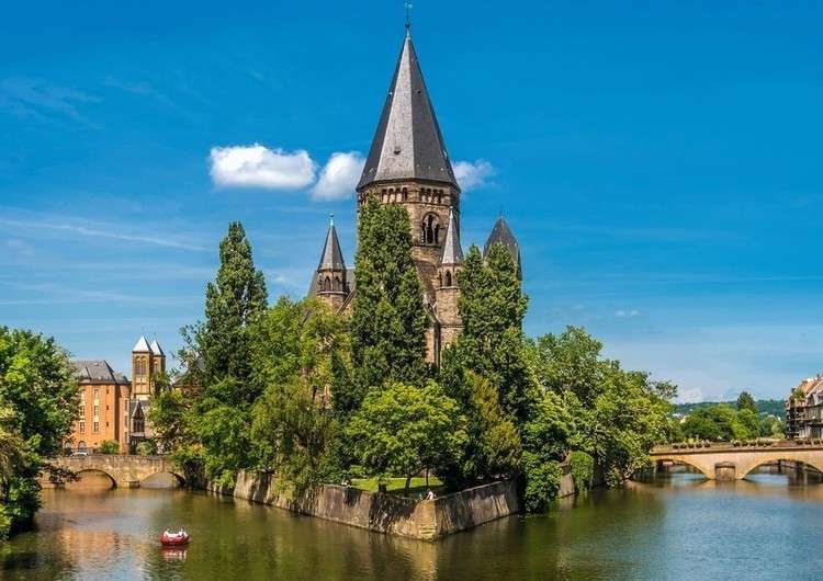 Ile de Metz avec église sur la rivière puzzle en ligne