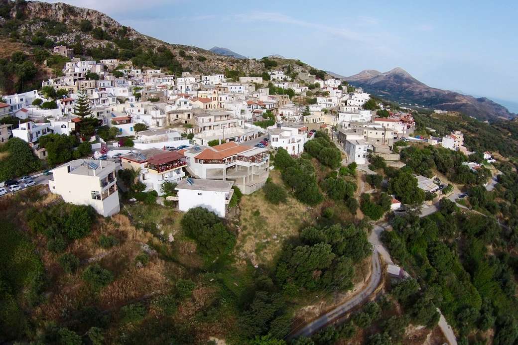 Village de montagne de Myrthios sur la côte sud de la Crète puzzle en ligne