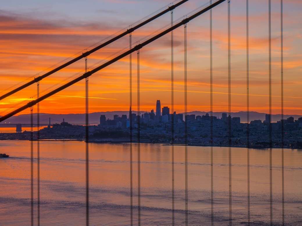 panoramautsikt över staden under solnedgången pussel på nätet