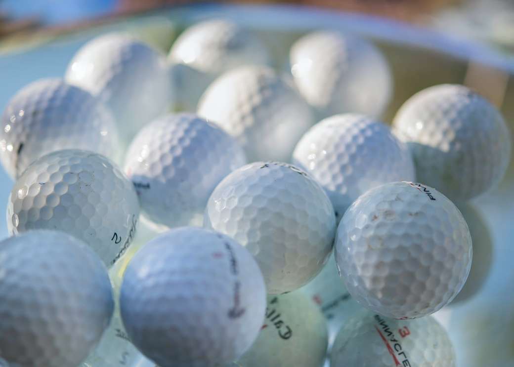 Kolekce golfových míčků zblízka. skládačky online