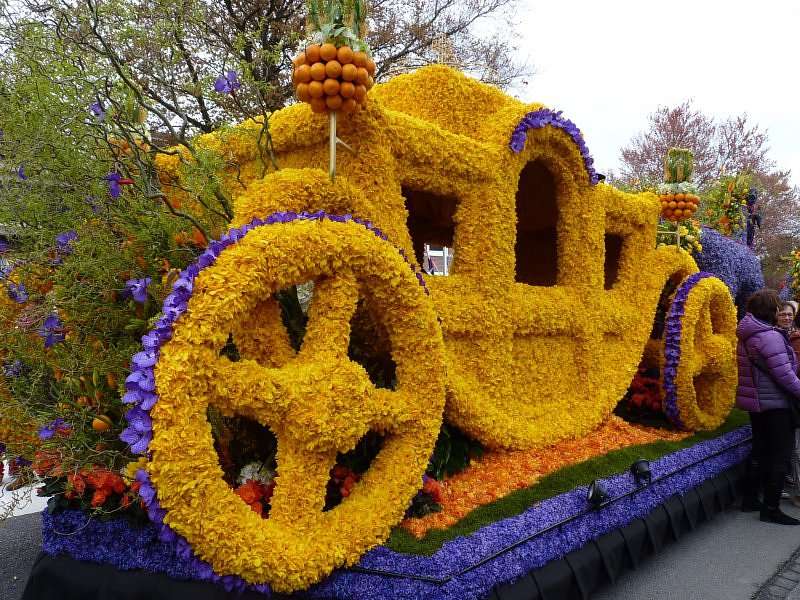 FLOWER PARADE IN THE NETHERLANDS online puzzle