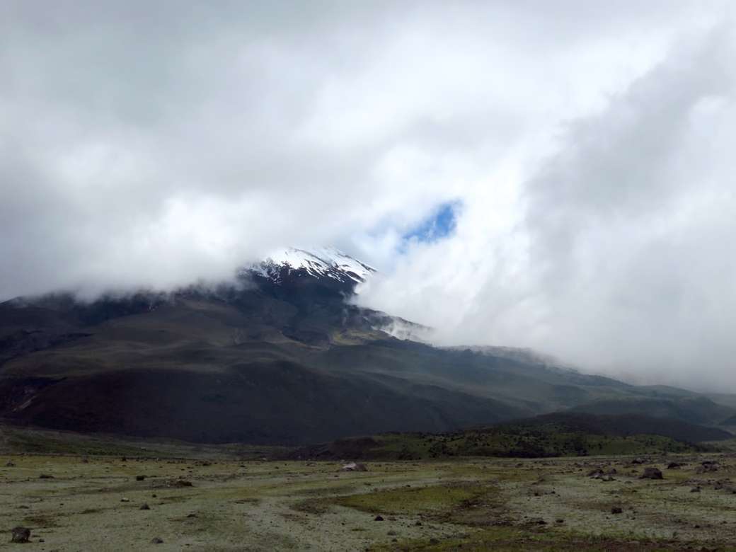 πράσινο βουνό που καλύπτει με σύννεφα online παζλ