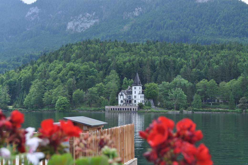 невеликий замок на березі озера онлайн пазл