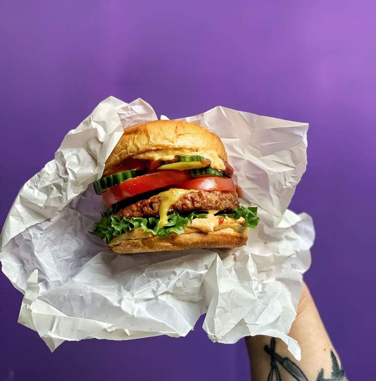 Burger auf weißer Papiertüte Online-Puzzle
