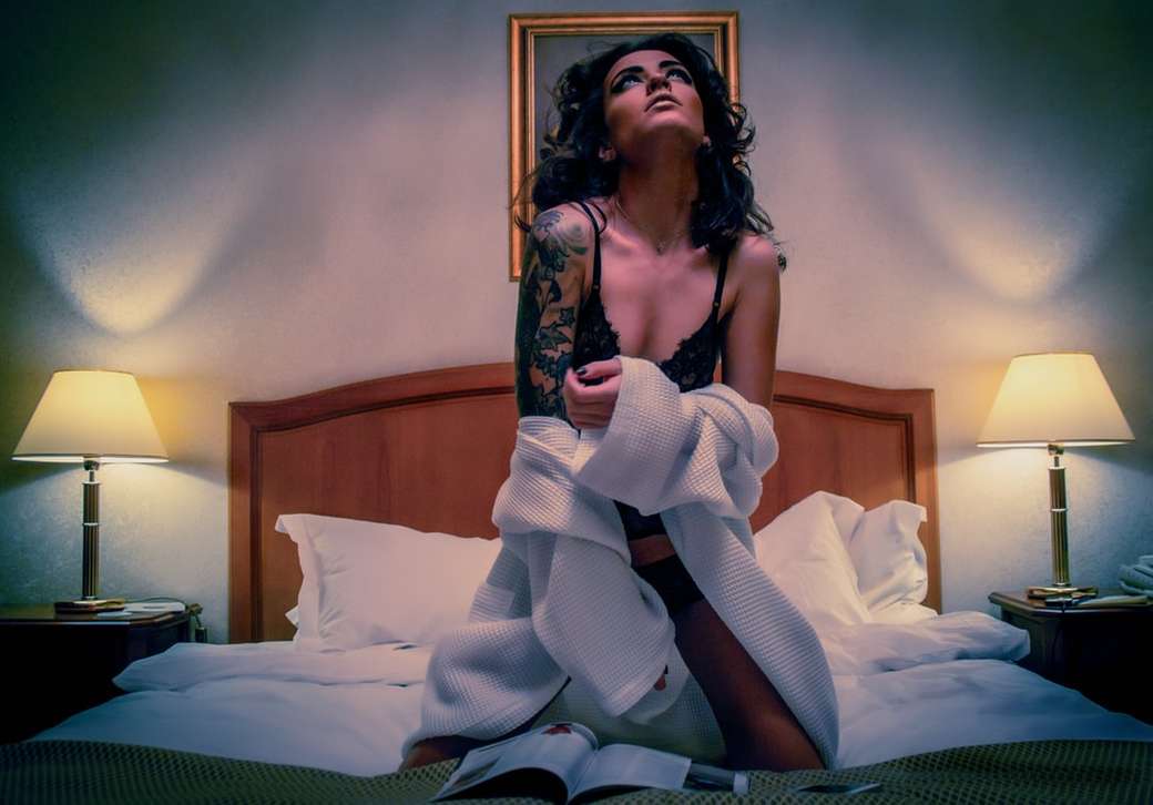 Γυναίκα στο κρεβάτι του ξενοδοχείου online παζλ