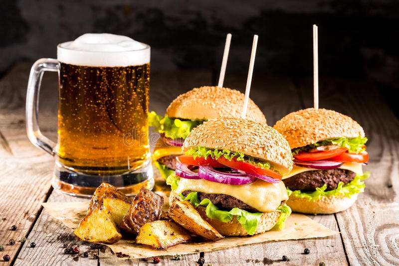 Hamburger Dokufla con birra puzzle online