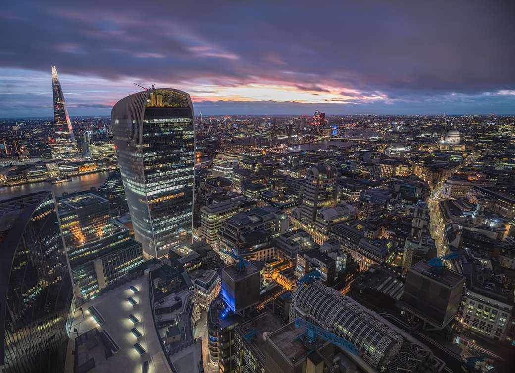 panorama města v noční době skládačky online
