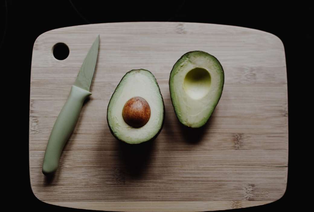 нарязано авокадо върху кафява дървена дъска за кълцане онлайн пъзел