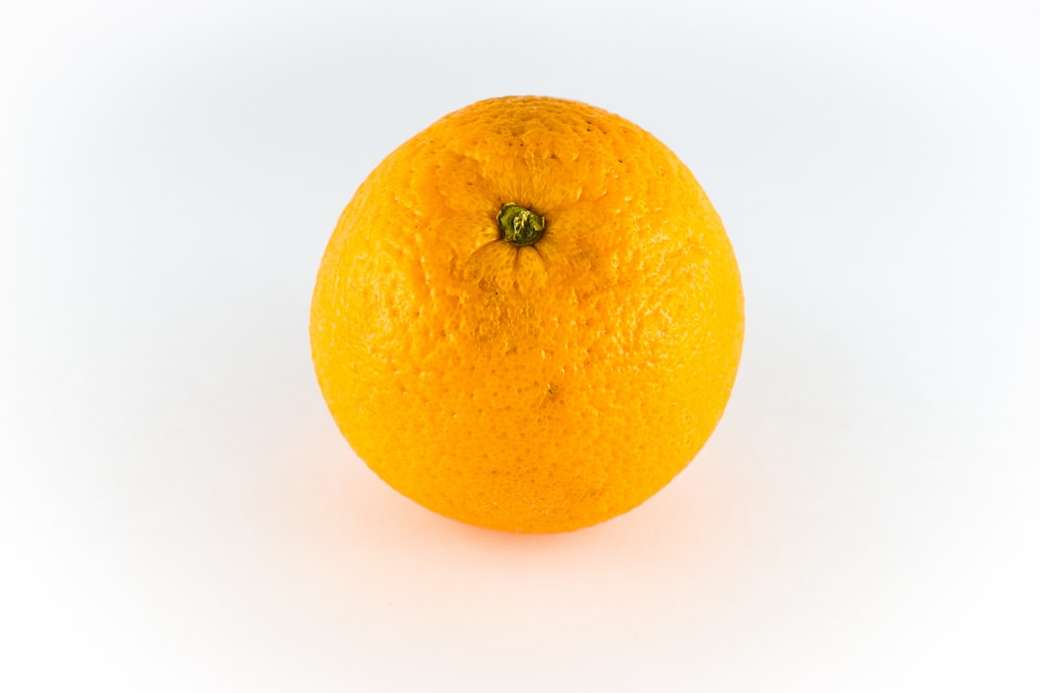 fruta naranja sobre superficie blanca rompecabezas en línea