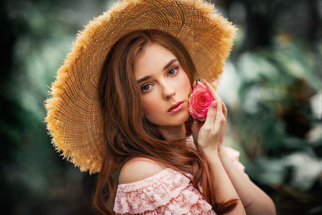 Дівчина з трояндою онлайн пазл