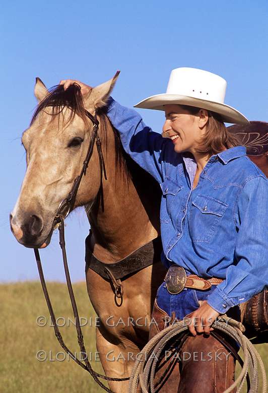 Une cowgirl et son cheval puzzle en ligne