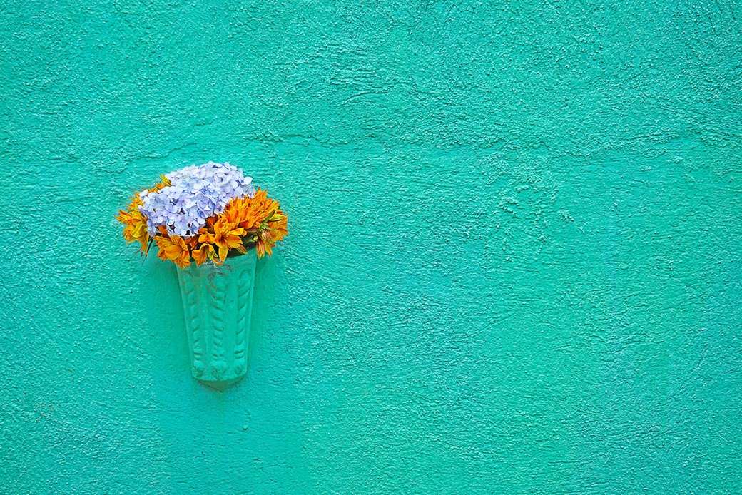 falra szerelt fehér és narancssárga virág dekoráció kirakós online
