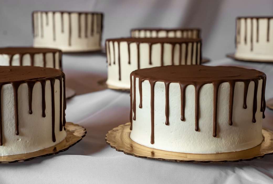 Шоколадний торт. Білий і коричневий. пазл онлайн