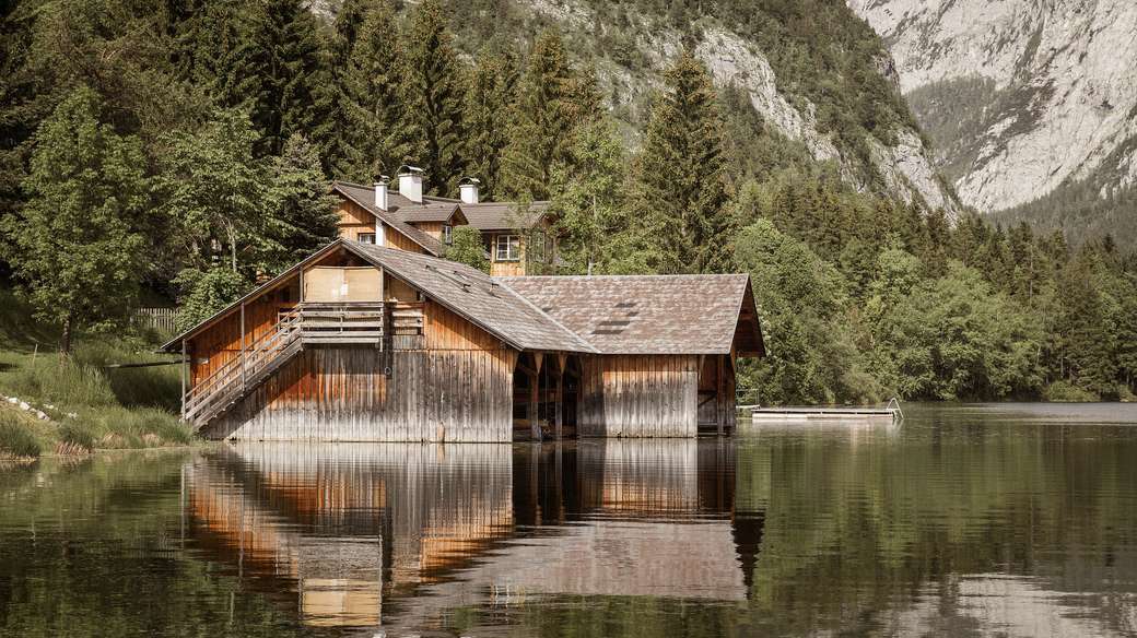Uma cabana perto do lago quebra-cabeças online