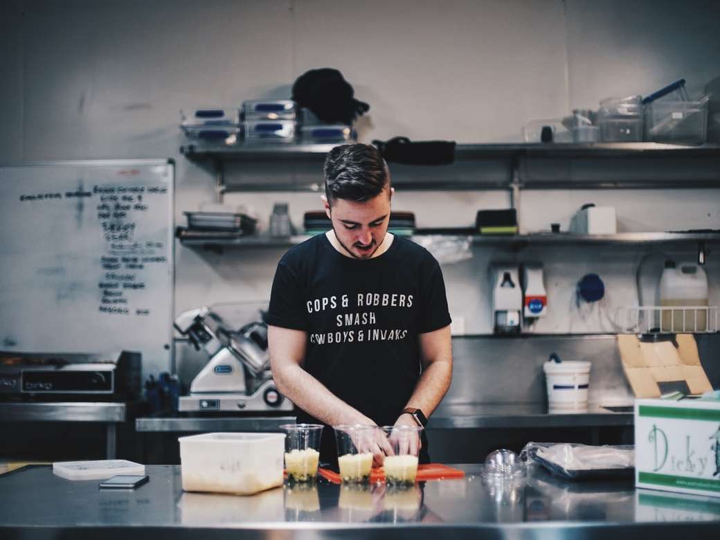 άντρας σε μαύρο πουκάμισο δίπλα στο τραπέζι της κουζίνας online παζλ
