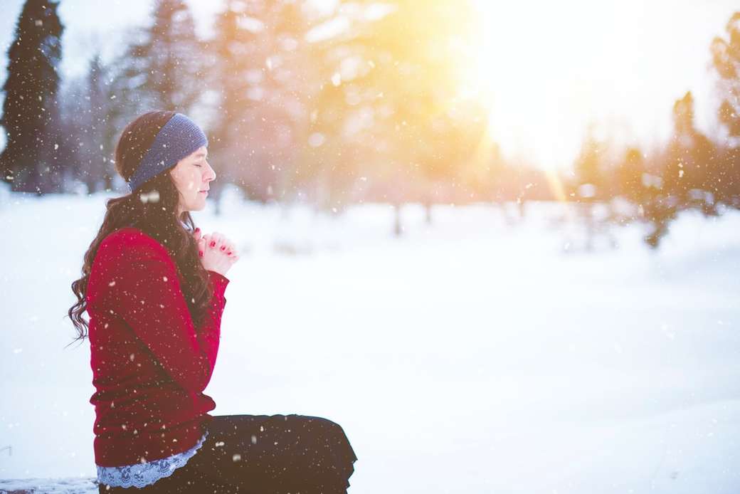 Mujer rezando durante el invierno rompecabezas en línea