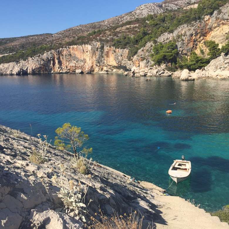 Apa uluitoare curată din insula Hvar. puzzle online
