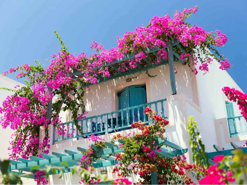 висячие цветы на балконе онлайн-пазл