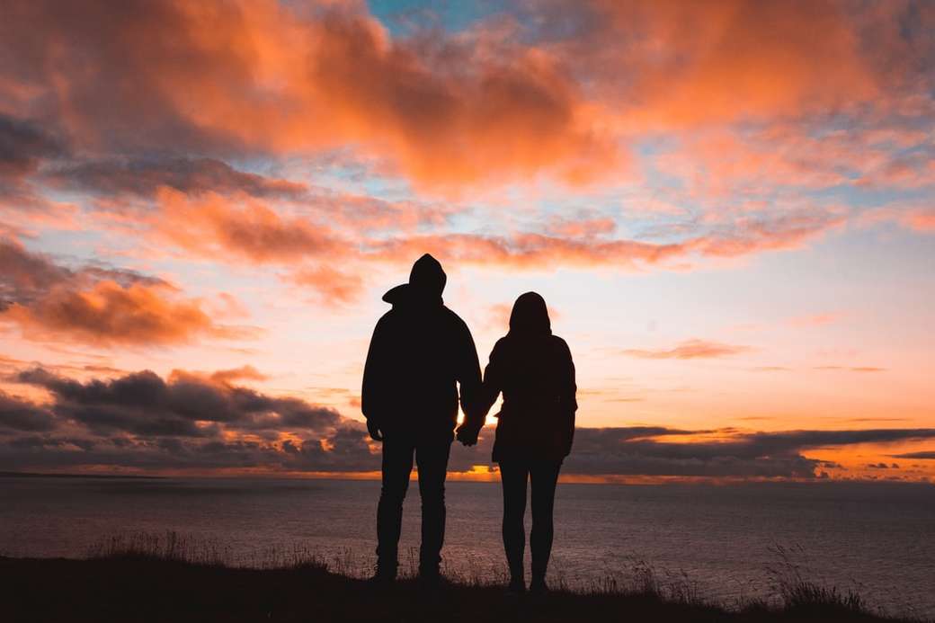 Silhouette Foto von Mann und Frau auf Klippe Online-Puzzle