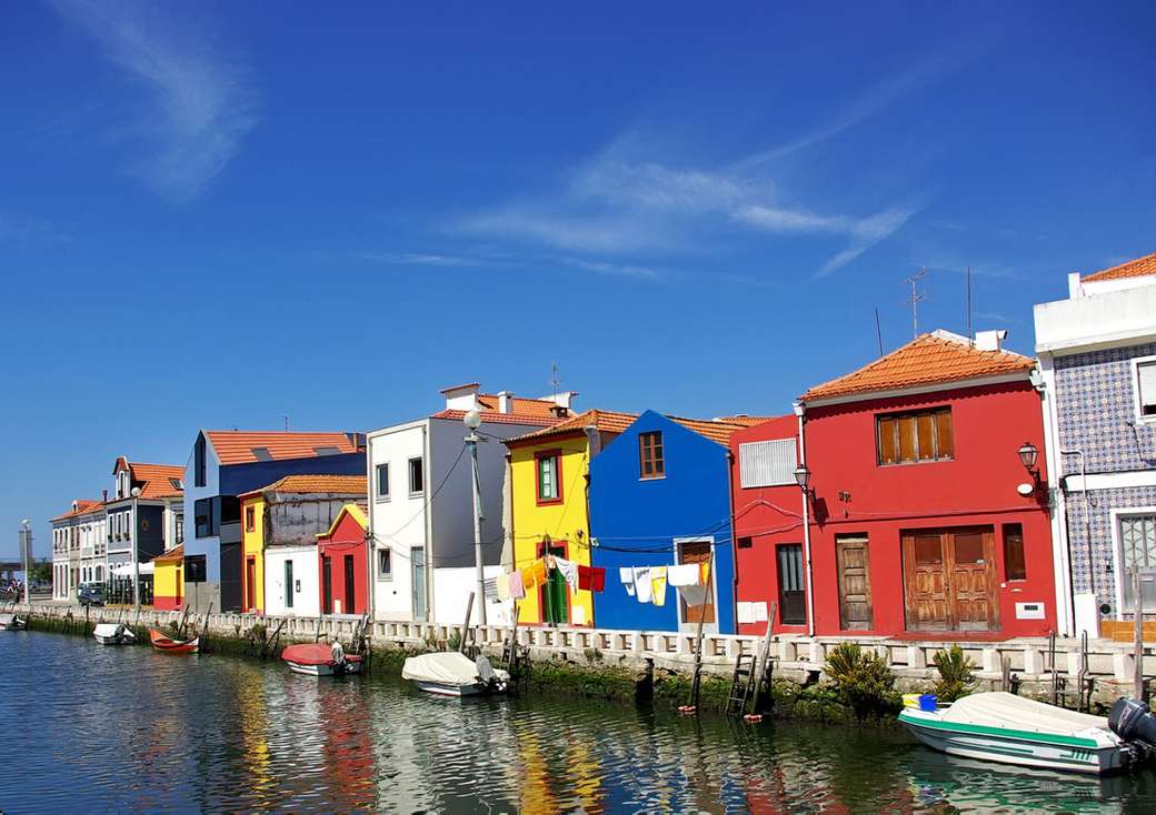 Πορτογαλία Aveiro Πολύχρωμα σπίτια στο κανάλι παζλ online