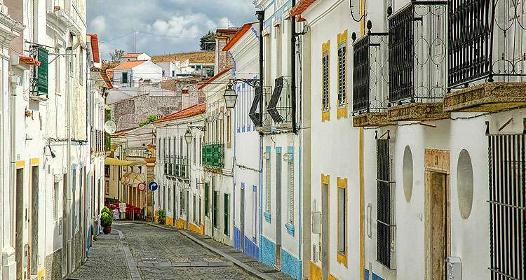 Старая улица Португалии онлайн-пазл