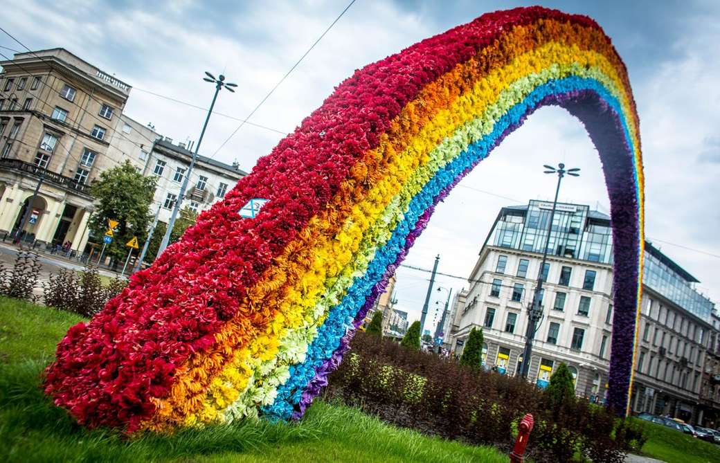 Regenbogen mit Blumen in der Stadt Puzzlespiel online