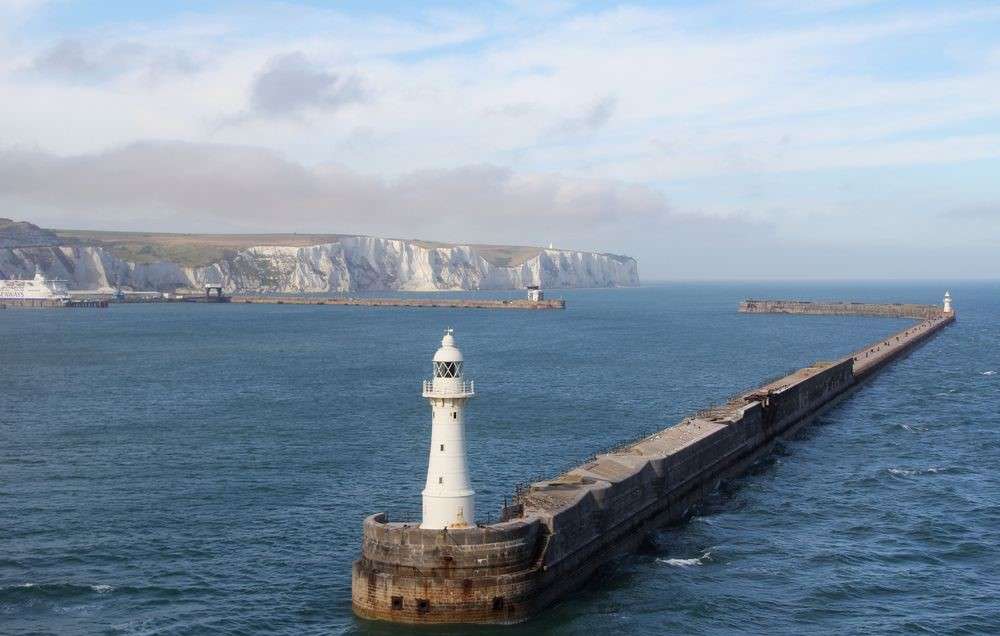 Бели скали на фара на Dover Harbour Walls онлайн пъзел