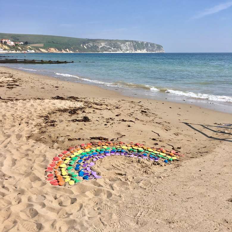 kék, zöld és lila gumiszalag a tengerparton nappali időben kirakós online