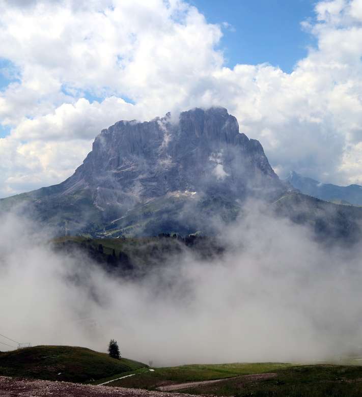 зелена планина под бяло и синьо небе през деня онлайн пъзел