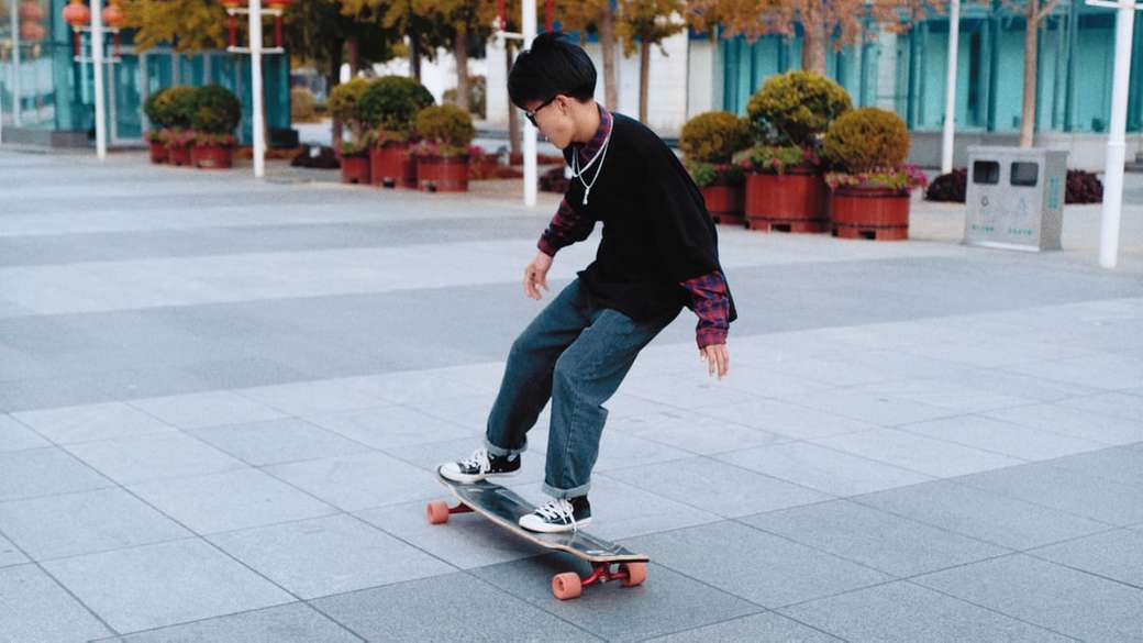 man met zwarte trui skateboard rijden online puzzel