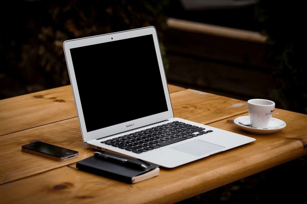 laptop macbook em uma mesa puzzle online