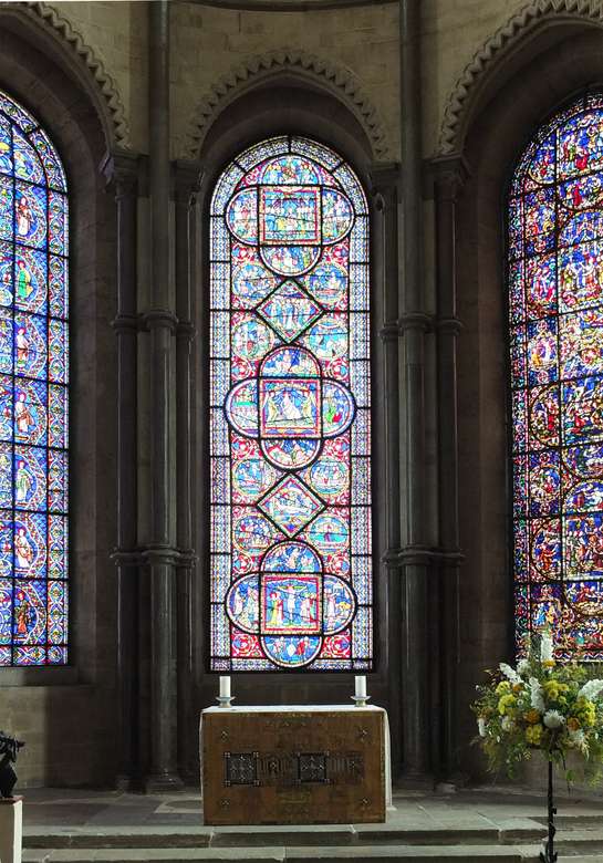 Canterbury Cathedral inuti med målat glasfönster pussel på nätet