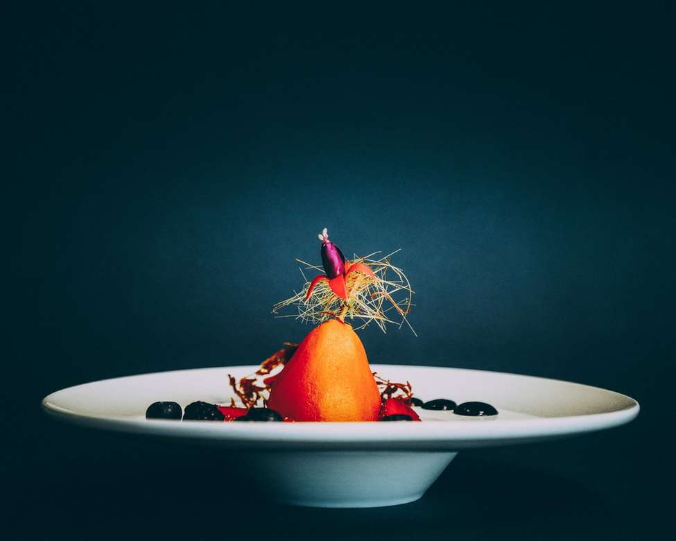 φέτες φράουλας σε λευκό κεραμικό πιάτο παζλ online