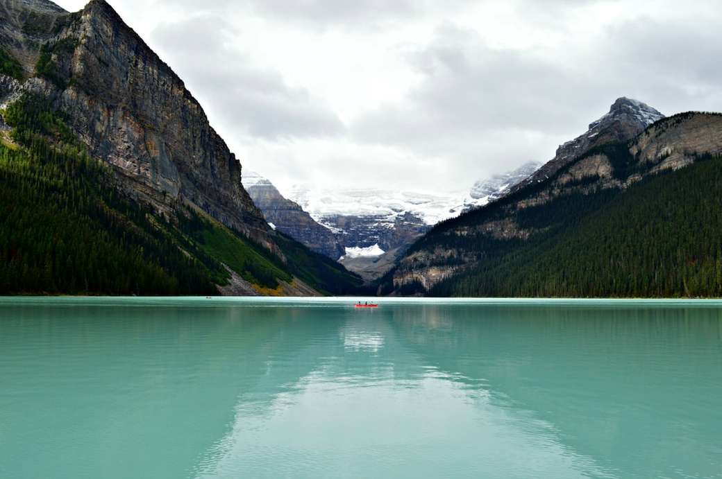 Boat on Lake Louise online puzzle