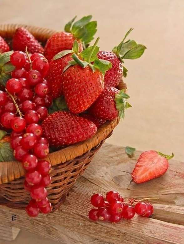 košík s červeným ovocem skládačky online