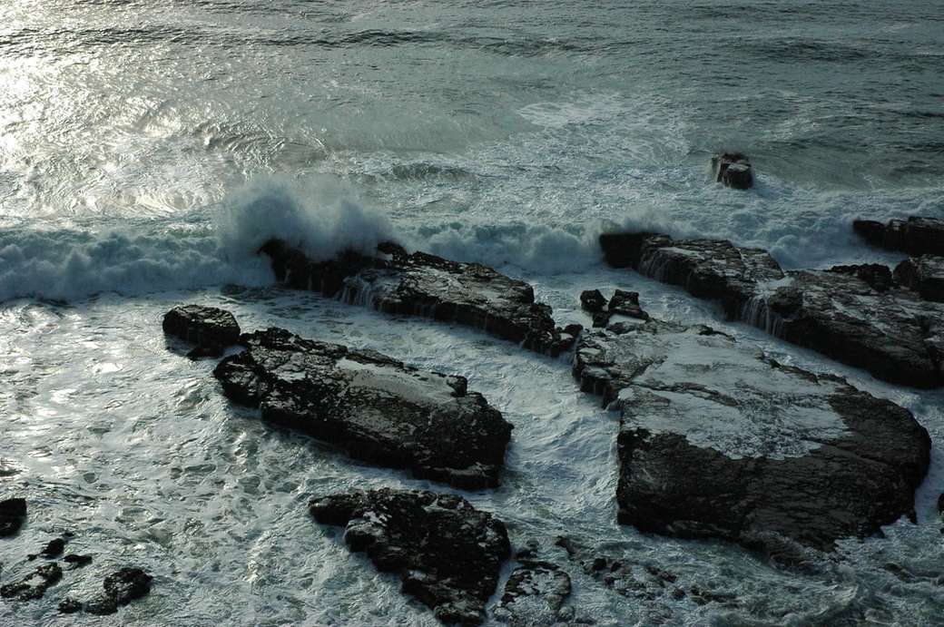 κύματα που συντρίβουν πάνω σε βράχους online παζλ