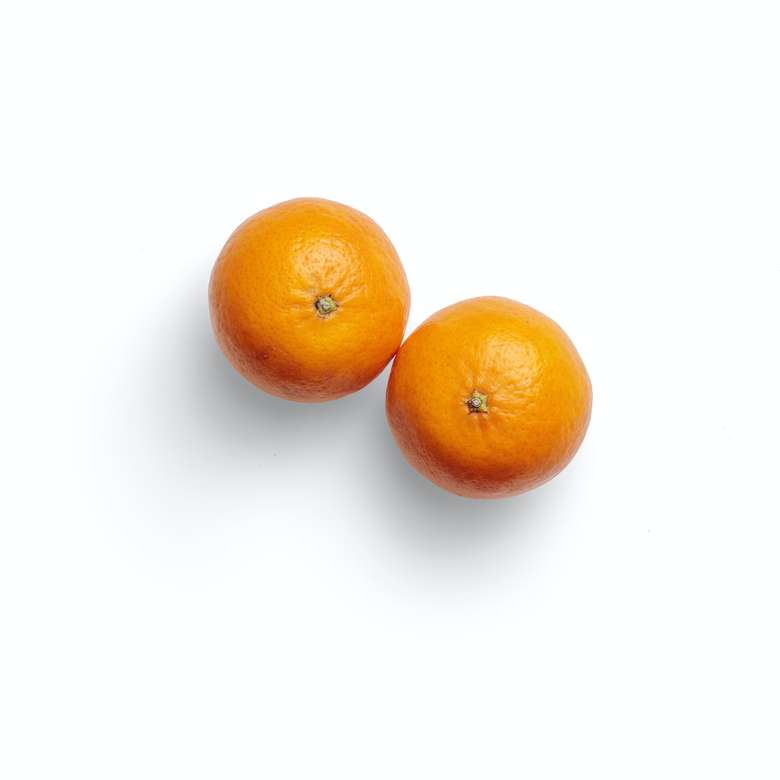 2 oranžové plody na bílém povrchu online puzzle