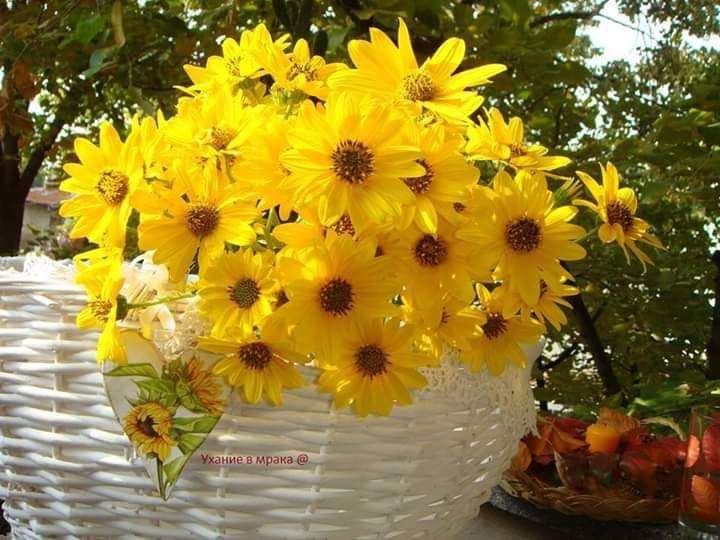 zonnige bloemen in een witte mand legpuzzel online