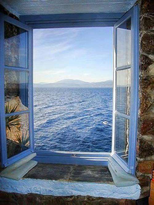 Linda ventana al mar rompecabezas en línea