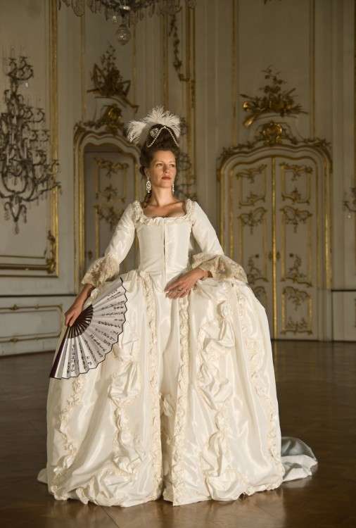 ženy v barokních kostýmech online puzzle