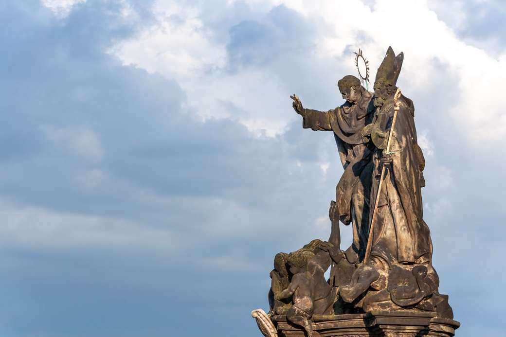 Escultura en el Puente de Carlos en Praga, República Checa. rompecabezas en línea